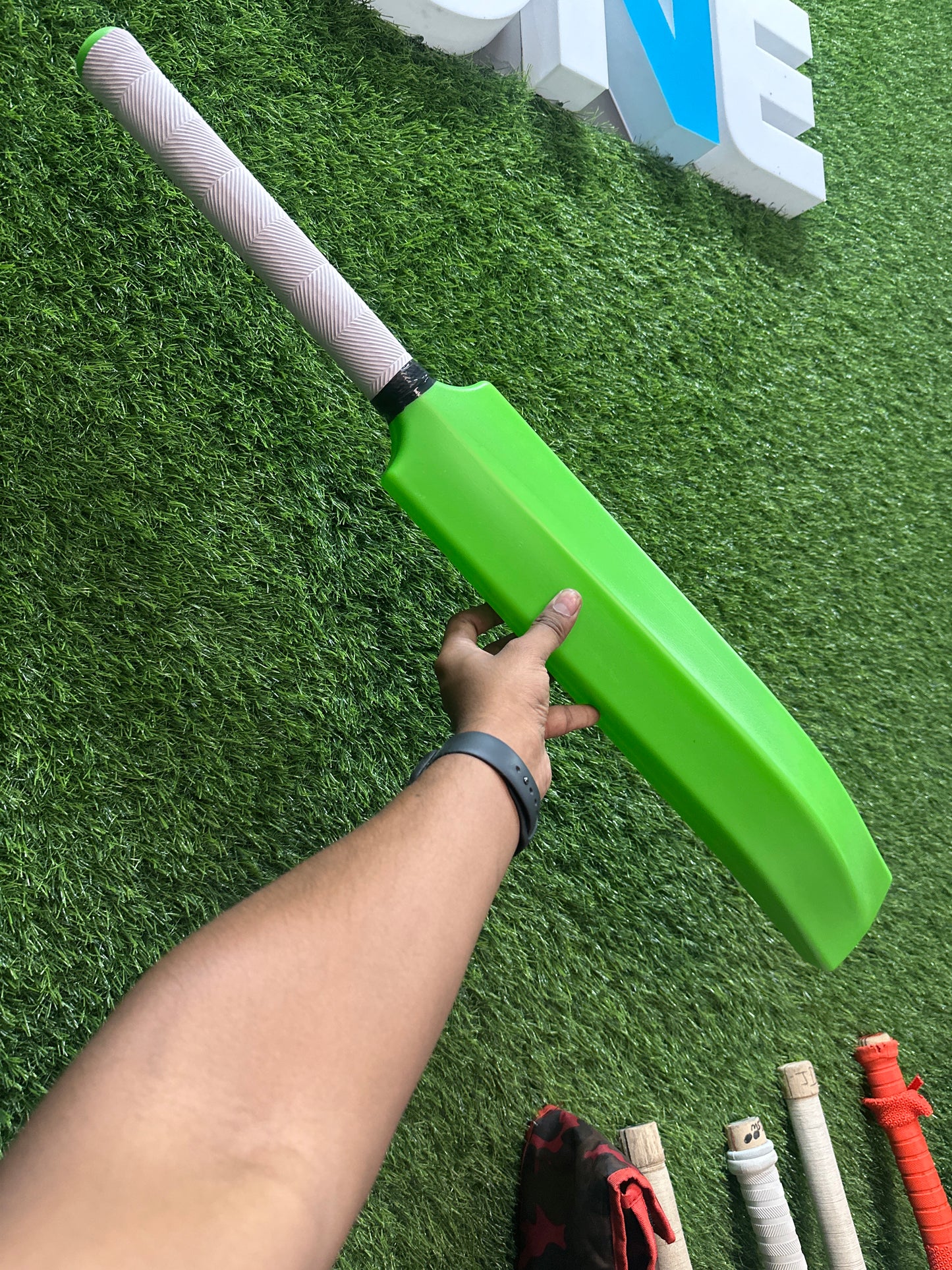 ONEV Medium Green Plastic Bats