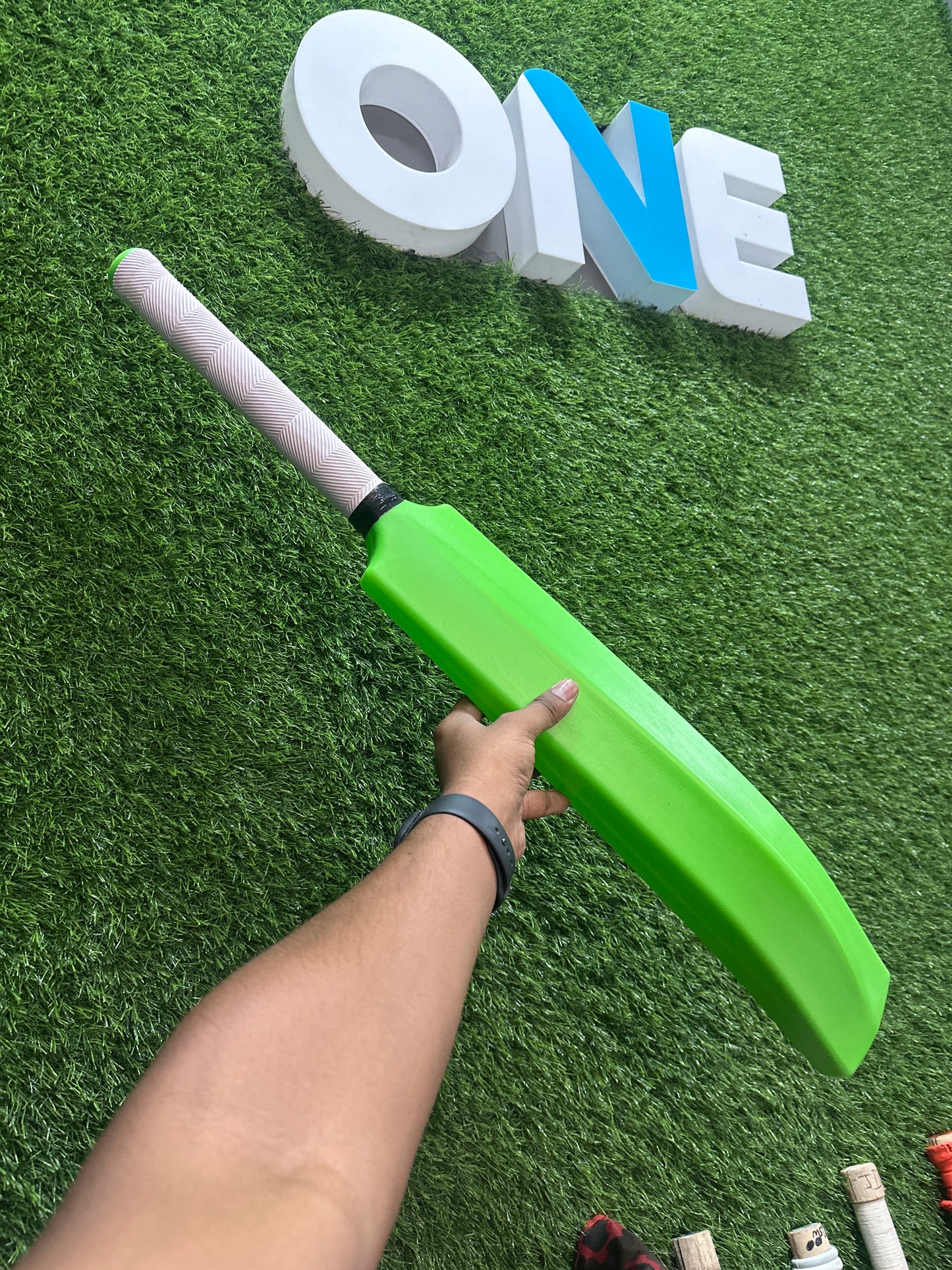 ONEV Medium Green Plastic Bats