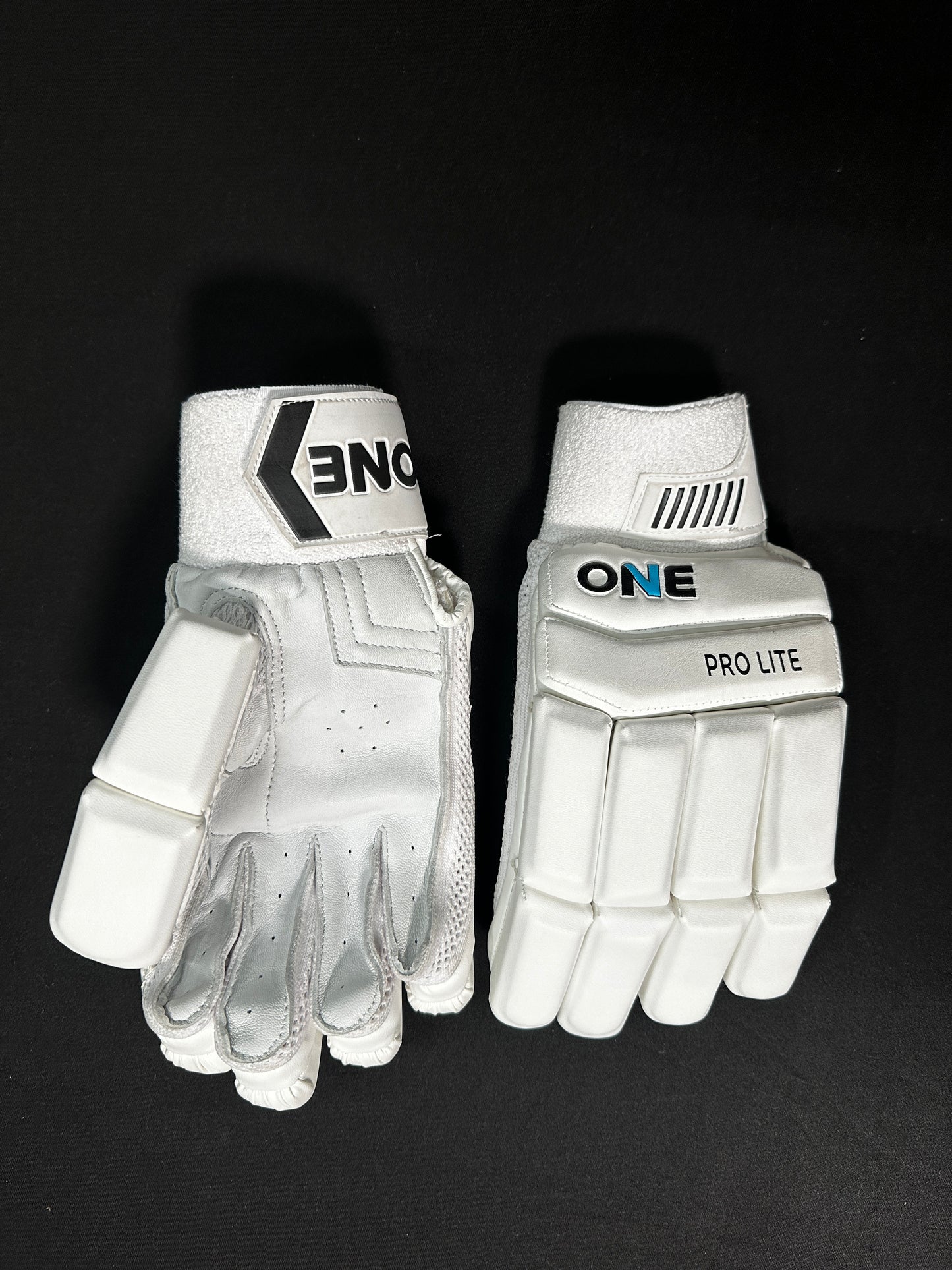 ONEV PRO LITE Batting Gloves